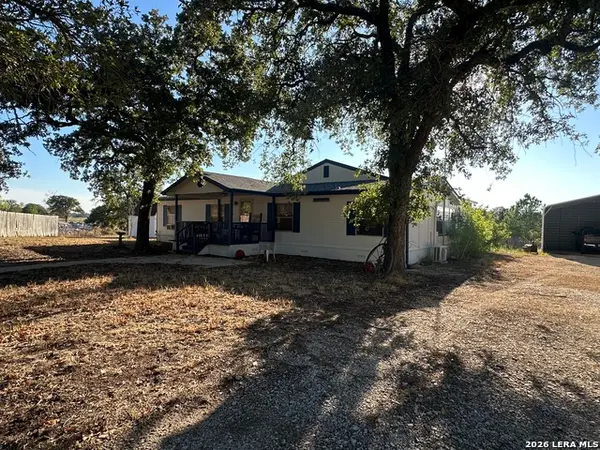 412 Lake, La Vernia, TX 78121