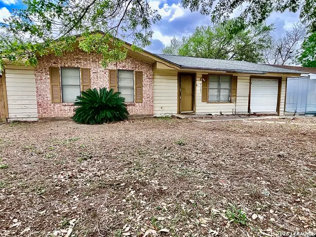 1106 E Hutchinson St, Beeville, TX 78102 - #1