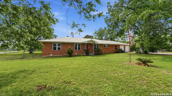 106 County Road 6611, Devine, TX 78016