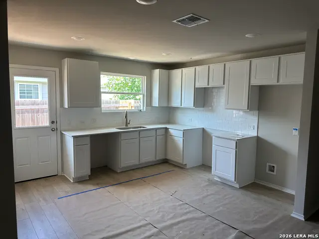 240 W Martindale St, Seguin, TX 78155 - #3