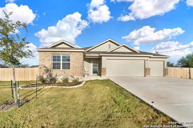 121 Cheyenne Dr, Floresville, TX 78114 - #1