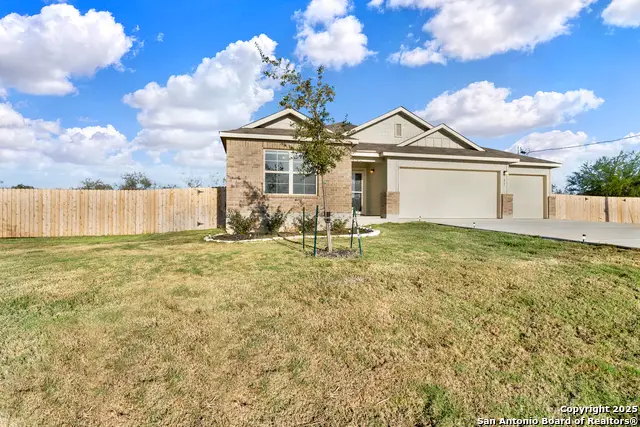 121 Cheyenne Dr, Floresville, TX 78114 - #3