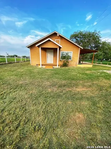 1311 Pine St., Floresville, TX 78114 - #1