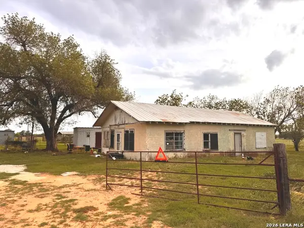 1115 County Road 669, Devine, TX 78016