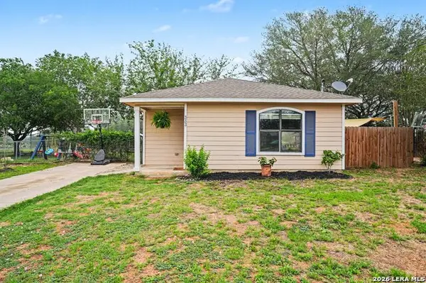 333 Wildrose Dr, Floresville, TX 78114