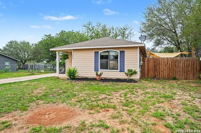 333 Wildrose Dr, Floresville, TX 78114 - #2