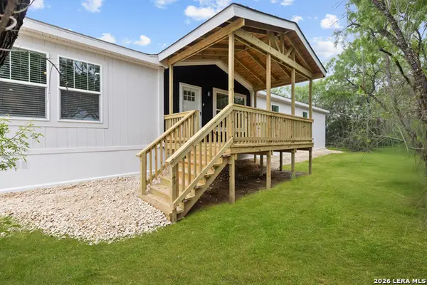 697 County Road 664, Devine, TX 78016