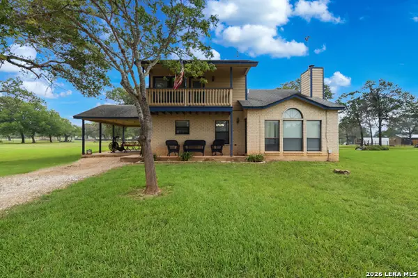1002 Eagle Crest Dr, Floresville, TX 78114