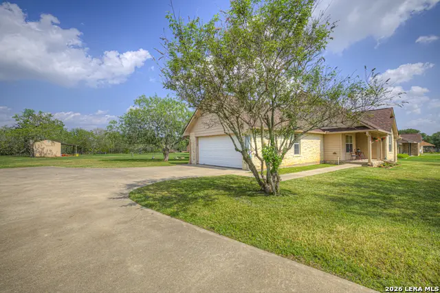 175 Creekwood Dr, Gonzales, TX 78629 - #3