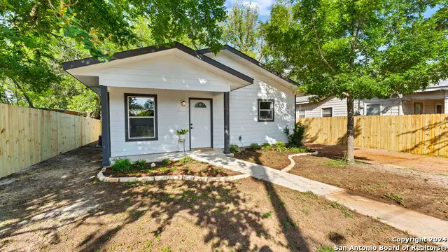 270 S Peach Ave, New Braunfels, TX 78130 - #2