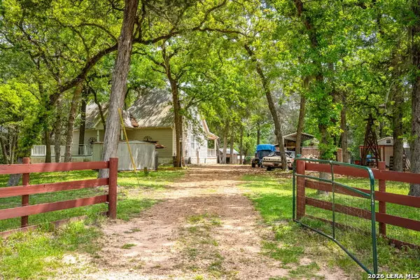 1055 Beech Crest Dr, New Ulm, TX 78950