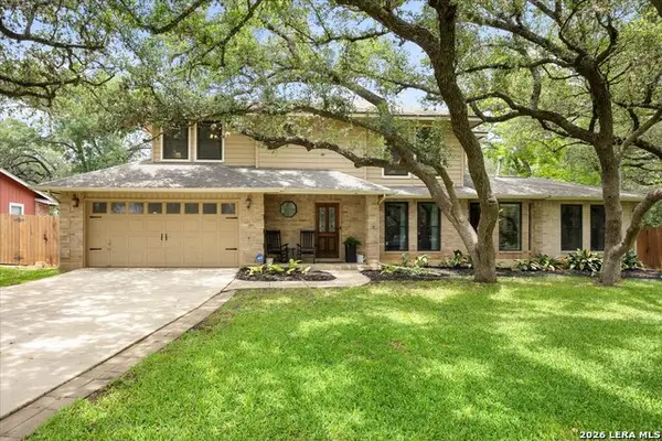 421 Skyforest Dr, Hollywood Park, TX 78232