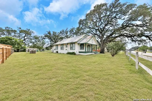 804 Commerce St, Pleasanton, TX 78064 - #2