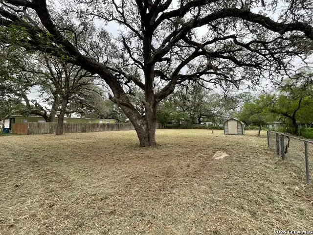 822 Market St, Pleasanton, TX 78064 - #1