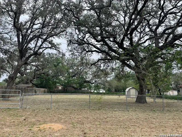 822 Market St, Pleasanton, TX 78064 - #2