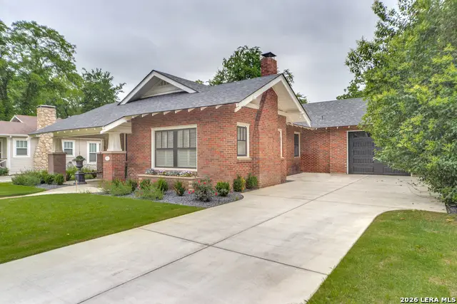 119 E Evergreen St, Boerne, TX 78006 - #2