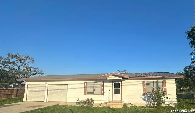 608 E Westmeyer St, Poth, TX 78147 - #3
