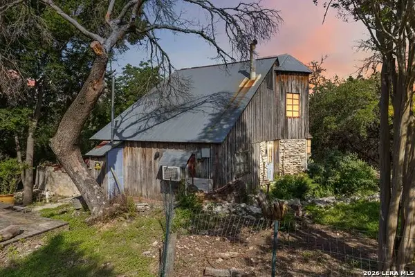 221 Apacheria Pass W, Comfort, TX 78013