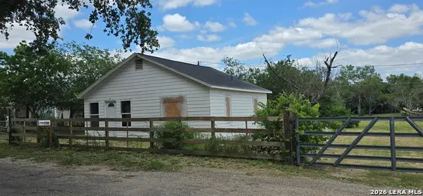 706 Devine Dr, Devine, TX 78016