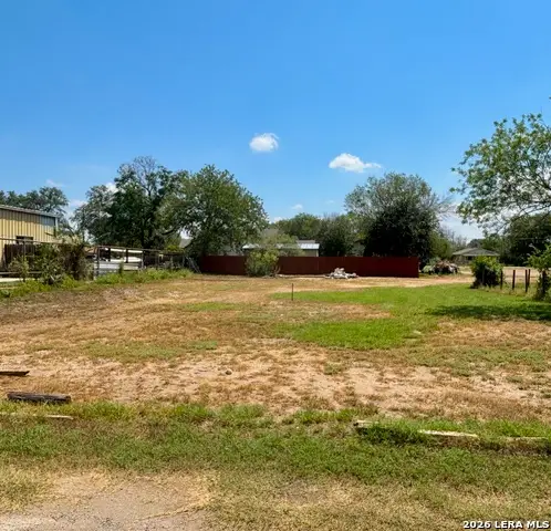 00 Renfro, Devine, TX 78016