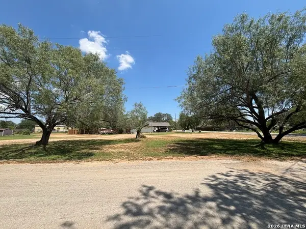 704 Curtis, Devine, TX 78016
