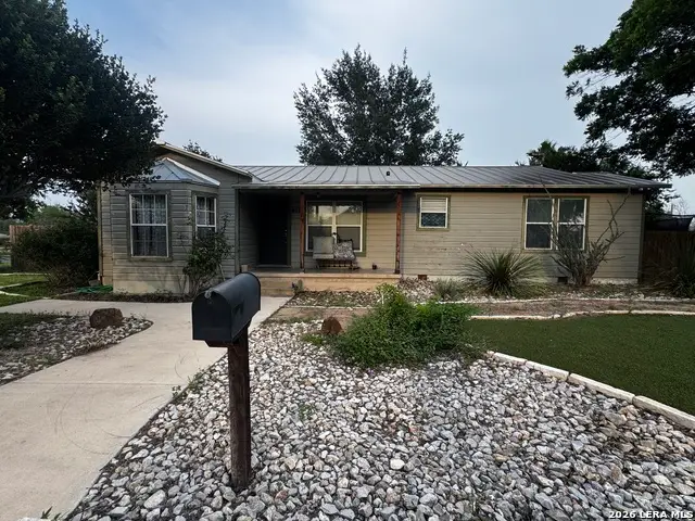 401 S Jamison Dr, Devine, TX 78016 - #3
