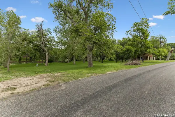 346 Deer Slayer Dr, Seguin, TX 78155
