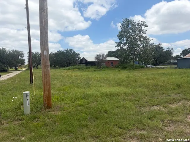 615 Rossville Rd, Devine, TX 78016 - #1