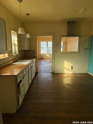 942 W Lynwood, San Antonio, TX 78201 - #3