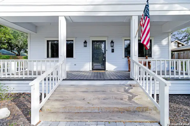 206 E Cleveland St, Beeville, TX 78102 - #3