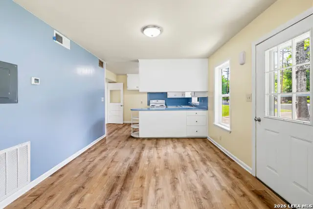 304 W Live Oak St, Fredericksburg, TX 78624 - #3