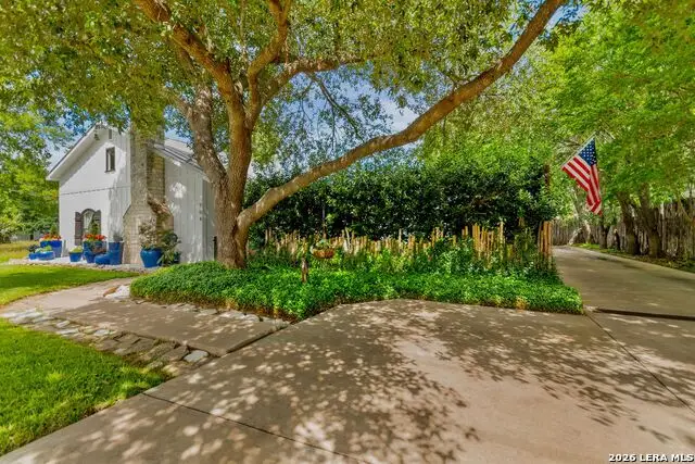 904 N Lincoln St, Fredericksburg, TX 78624 - #1