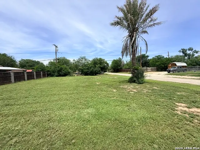 600 Crouch Ave, Devine, TX 78016 - #1