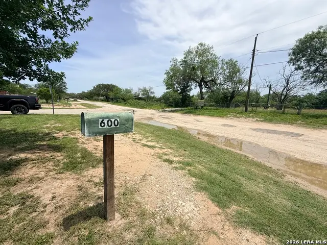 600 Crouch Ave, Devine, TX 78016 - #2