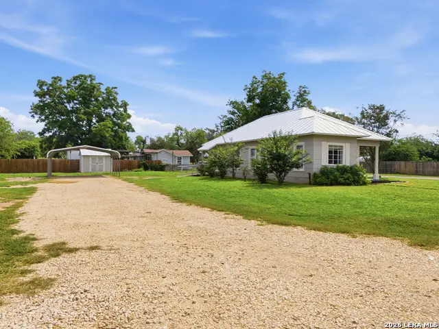 600 W Park, Devine, TX 78016 - #3