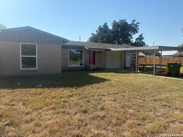 107 Robinhood Dr, Kenedy, TX 78119