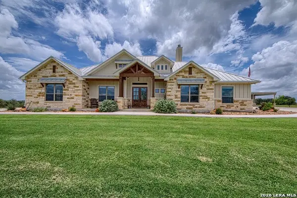 1188 County Road 328, Adkins, TX 78101