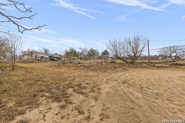 231 E 4th, Elmendorf, TX 78112 - #1