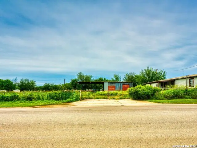 1507 Jourdanton Ave, Jourdanton, TX 78026 - #2
