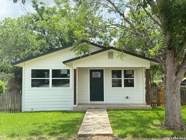 1212 B St, Floresville, TX 78114 - #1