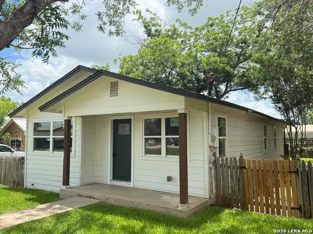 1212 B St, Floresville, TX 78114 - #2