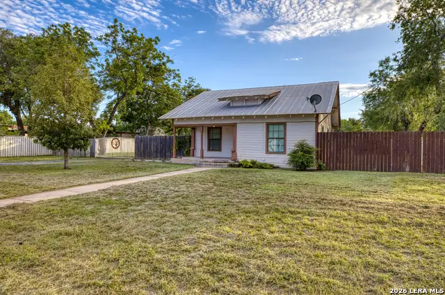 1231 N High St, Uvalde, TX 78801 - #2