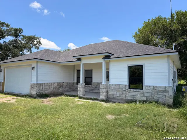 903 E Bowie St, Beeville, TX 78102 - #1