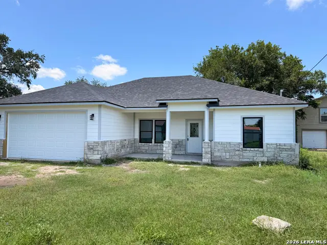 903 E Bowie St, Beeville, TX 78102 - #2