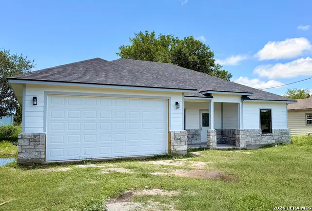 903 E Bowie St, Beeville, TX 78102 - #3