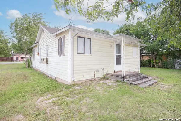 1902 17th St, Hondo, TX 78861
