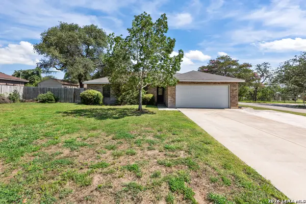 302 Bain Dr, Devine, TX 78016