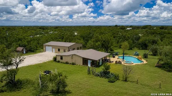 714 Veterans Dr, Sabinal, TX 78881