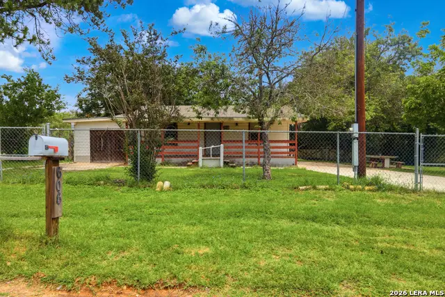 606 Viewpoint Dr, Poteet, TX 78065 - #1