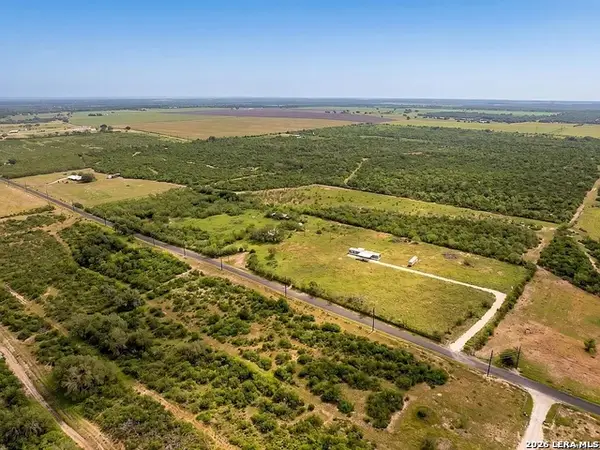 2759 County Road 467, Devine, TX 78016